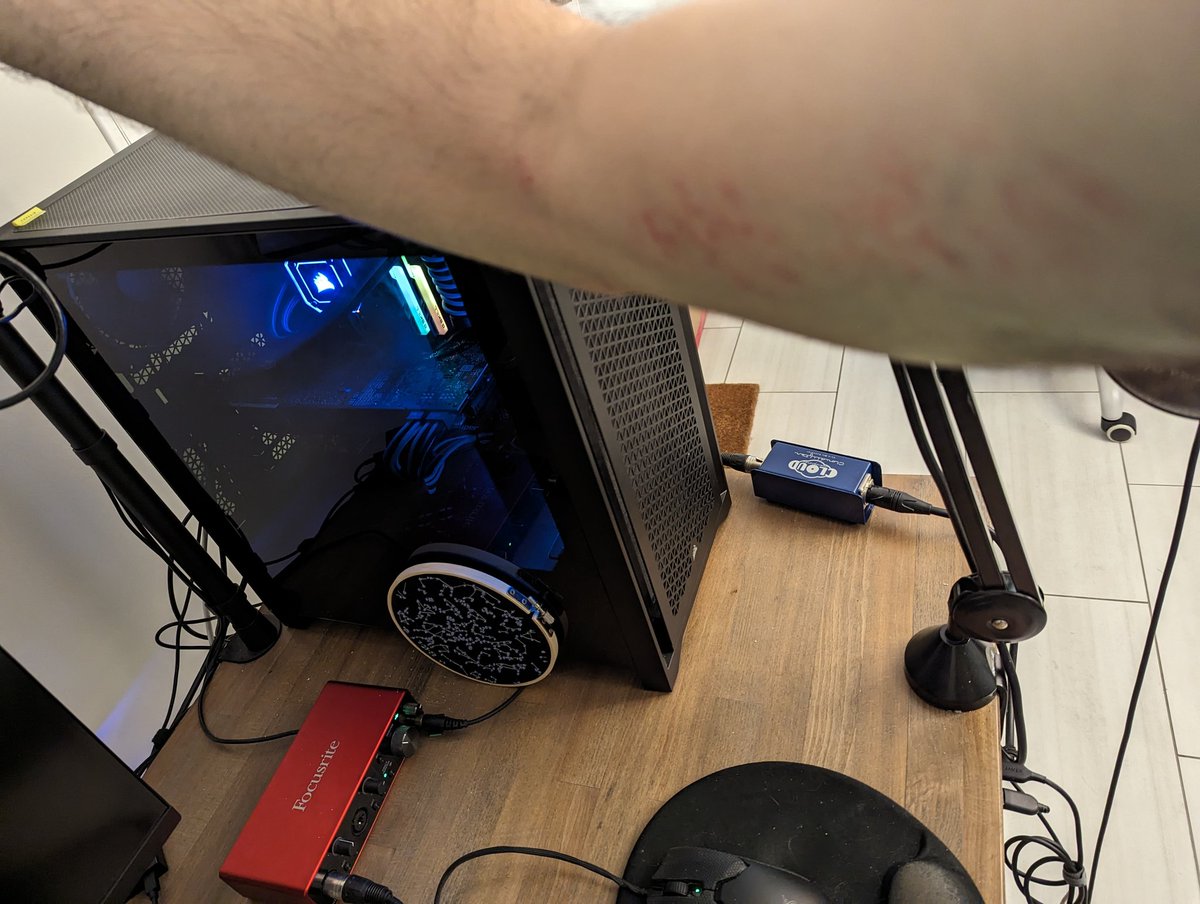 shadowrckts's tweet photo. Fell on my @CORSAIR pc case while hanging some sound treatment on the ceiling, y'all win I surrender (ps I'm ok) https://t.co/3ScMDEJEOG
