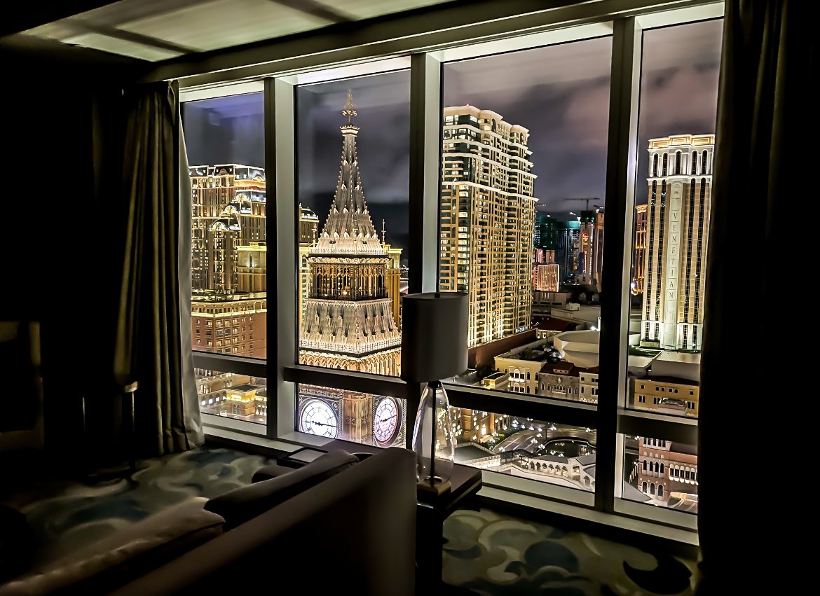 从繁华到清冷，只需转过一个街角，从奢靡到陈旧，也只需走过一座桥。用双脚打开一座城，从一条条窄小的大道，局促的广场，破旧的大厦，恍然间已进入一片纸醉金迷的灯红酒绿和车水马龙，漫无目的本身就是不期而遇。