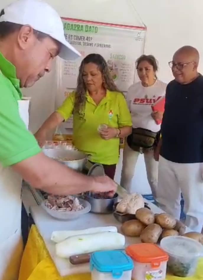 𝗗𝗲𝗴𝘂𝘀𝘁𝗮𝗰𝗶𝗼́𝗻 𝗱𝗲 𝗿𝗲𝗰𝗲𝘁𝗮𝘀 4𝗦 𝗲𝗻 𝗲𝗷𝗶𝗱𝗼

En el marco de la campaña #AgarraDatoCome4S la cocina itinerante del #INNMérida realizó Ensalada de Pollo,pasta corta, papa y pepino,con rublos cosechados en nuestra tierra y productos del CLAP
#UniónChinaYVenezuela