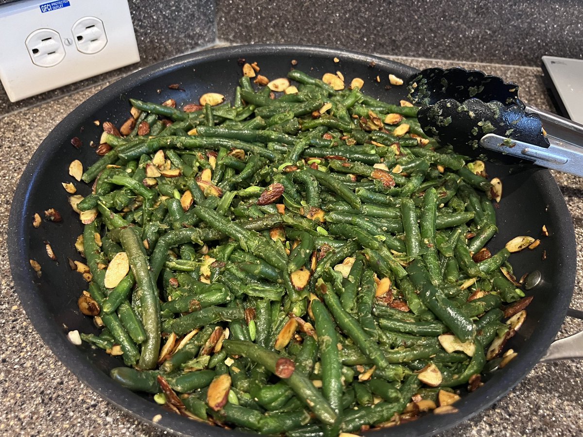 daguru9's tweet photo. Tonight we did pork loin two ways: harrisa and seasoned (onion powder, granulated garlic, cilantro, salt and pepper) and green bean almondine! #HomeCooking #GoodEats #OCFoodTwitter https://t.co/IipFYfEf8C