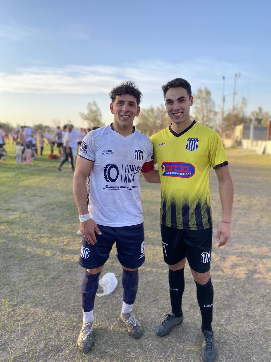 TALLERES DE BERROTARAN VOLVIÓ A PRIMERA “A”
Dos que hoy tuvieron revancha. Sufrieron con el descenso 2018 pero en esta temporada fueron muy importantes para el ascenso: Federico Rabbia y Juan Cruz Arias, el capitán y el arquero, dos referentes “locales” de <a href="/TBerrotaran/">Club A. Talleres</a> campeón.