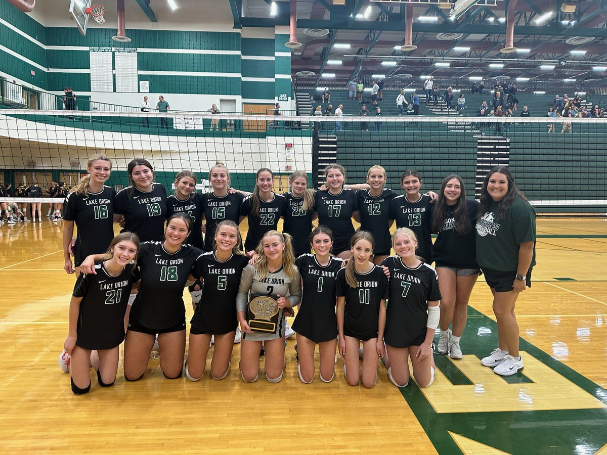 jstuart12's tweet photo. After 10.5 hours in the gym yesterday and 11 teams in the tournament, these LO Freshman Volleyball girls went UNDEFEATED and were the champs!!! #LOFreshman #gonumber21 https://t.co/ya5cloAOWw