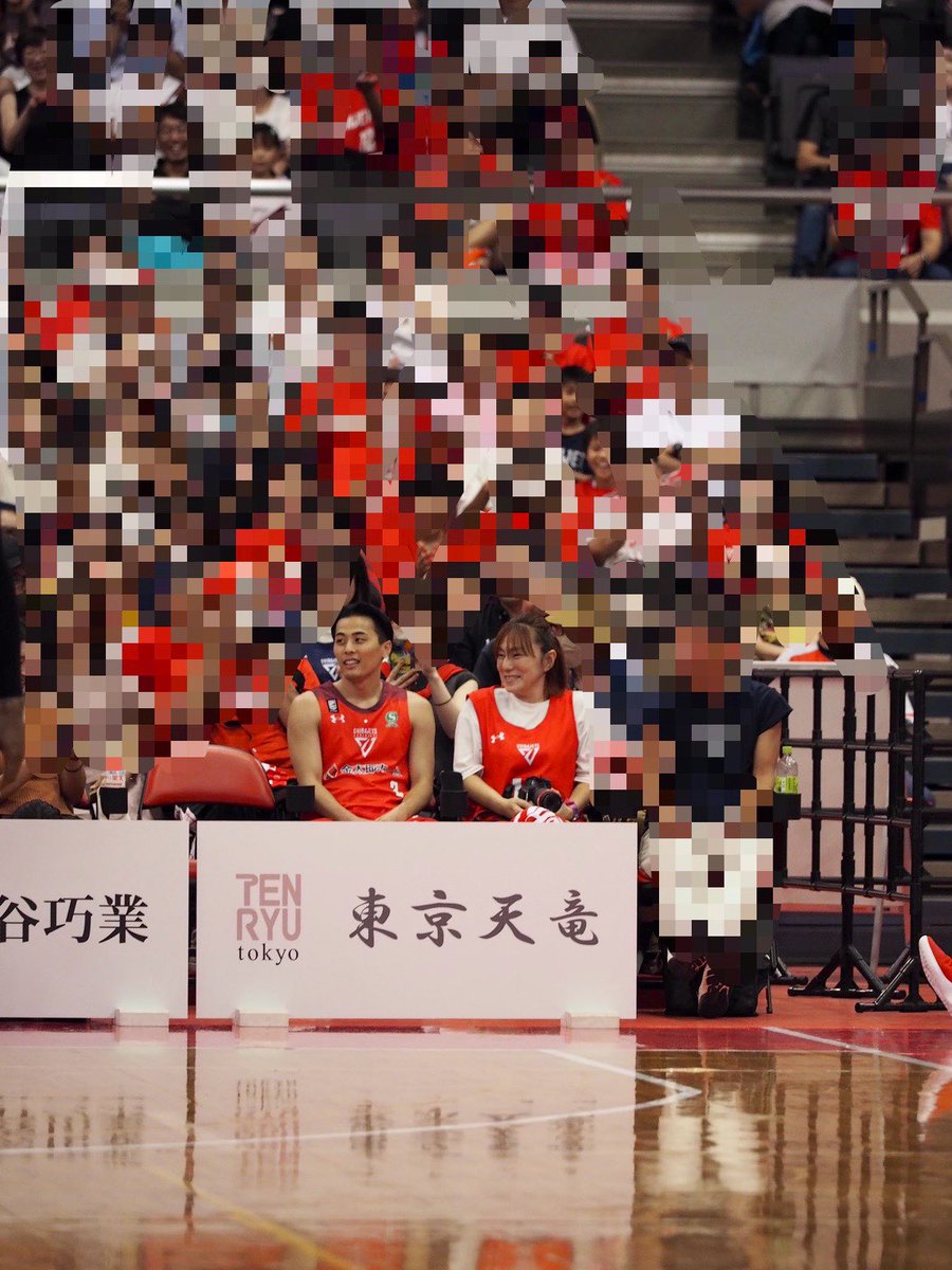 mocomoca123's tweet photo. 実はお隣の方が帰らるとき、誰かが勝手に座ったら不快よねとおっしゃっていたので、では私が誰も座らないよう見ておきますと約束しまして。なのに富樫が座ってしまいました。舞い上がって「ここだめです」って言えませんでした。知り合いの方ではないのでこちらでお詫びしておきます。ごめんなさい😇 https://t.co/ndqhvVvhls