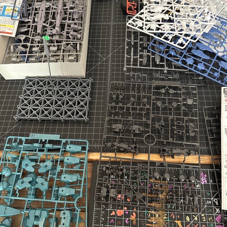 Mu_Ignis's tweet photo. Me and the boys built gunpla in public today!
#Mu_mech https://t.co/WJQbqH4pSl