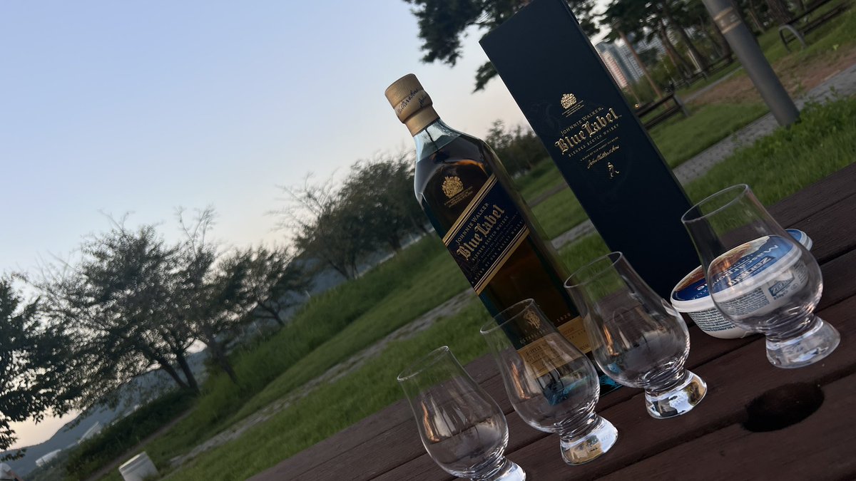 블루라벨 별루다. 
취향 파악됐다. 
난 싱글몰트파~