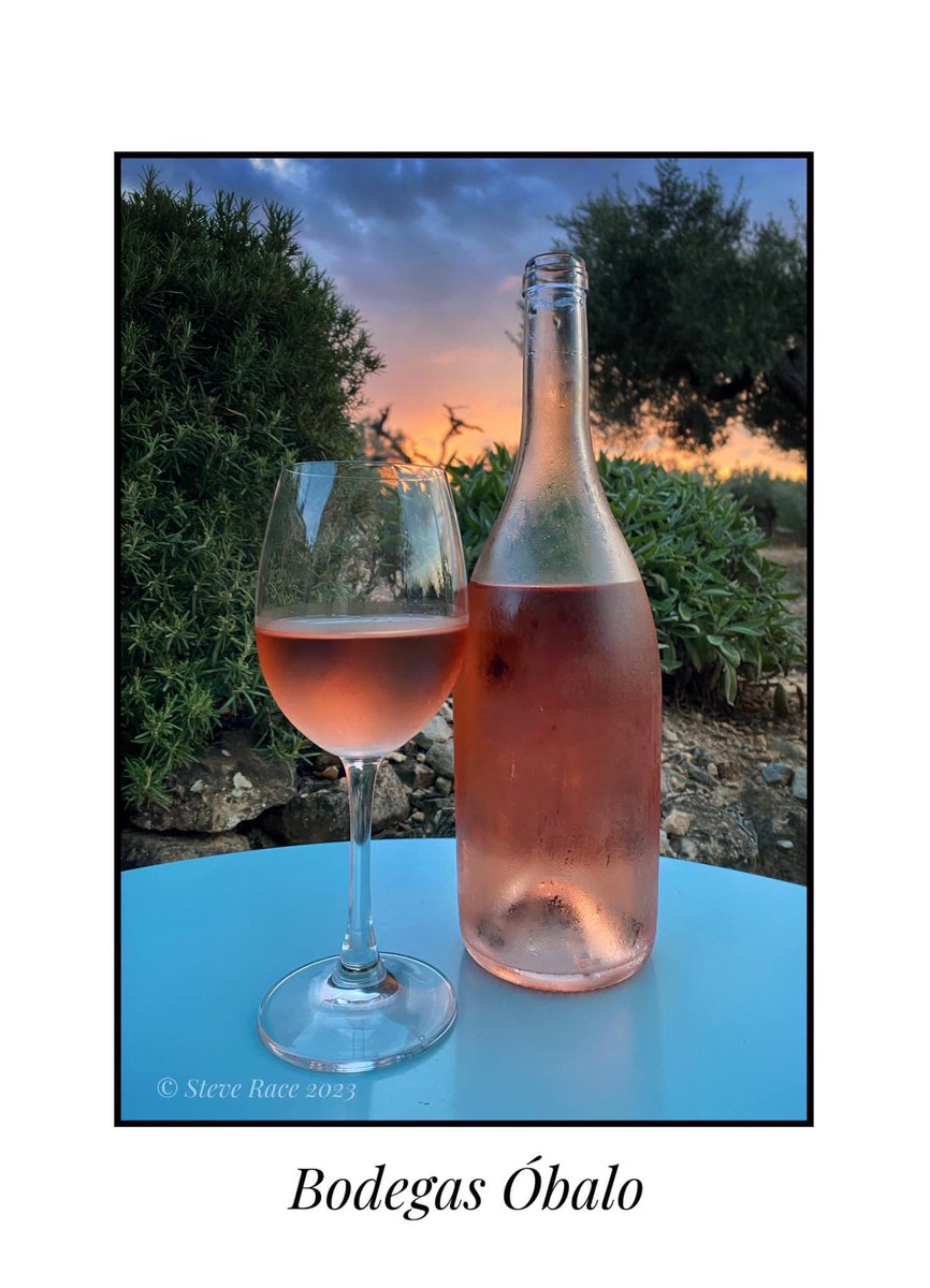 A vibrant sunset, and the perfect opportunity to try this vivid #Tempranillo #rosé, gifted by winemaker friend @ADHalliwell of @BodegasObalo in Rioja. Aromas of fresh summer fruits, ripe raspberries on the tongue, dry, with a good finish. A fitting toast to the end of summer...🇪🇸