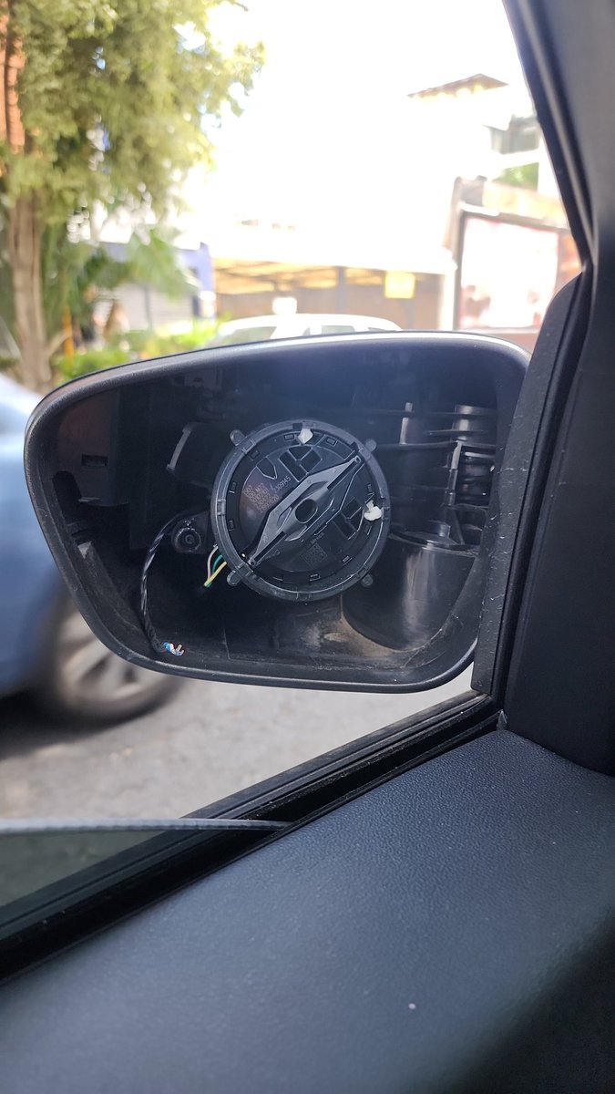 AnaisVega's tweet photo. @lavozdepolanco ojo! Tristemente está incrementando el robo de autopartes, ahora me toco a mi , en la calle Galileo ... https://t.co/S9MpijOB2Z