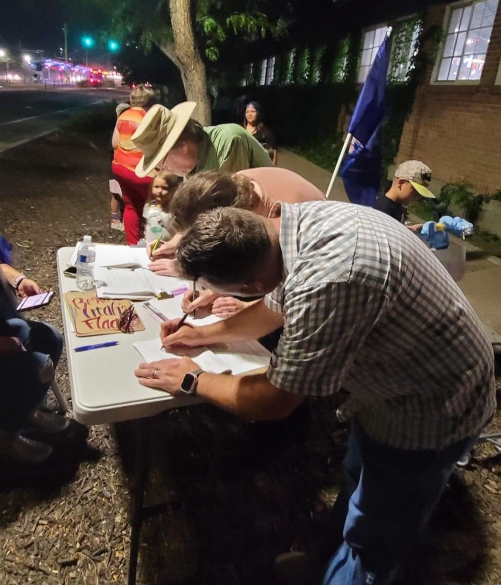 RestoreUtahFlag's tweet photo. We knocked out another 1,000 signatures yesterday at Peach Days!!!! The people want to Restore Utah's State Flag!
Let us know if you haven’t signed and we’ll connect you with a packet.
#restoreutahsflag #OneUtahOneFlag
#utahflag
#Utah https://t.co/QK28HpTSNR