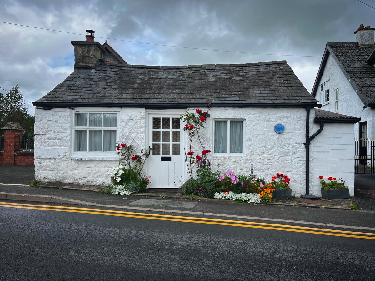 CityAndroads's tweet photo. Cottage in the market town of Y Rhaeadr (Rhayader, or the waterfall in Welsh) in Sir Faesyfed (Radnorshire), Wales #wales #cymry #unitedkingdom #travelphotography #overcast #cottage #streetphotography #landscapephotographyuk https://t.co/IuBhEtkTe1