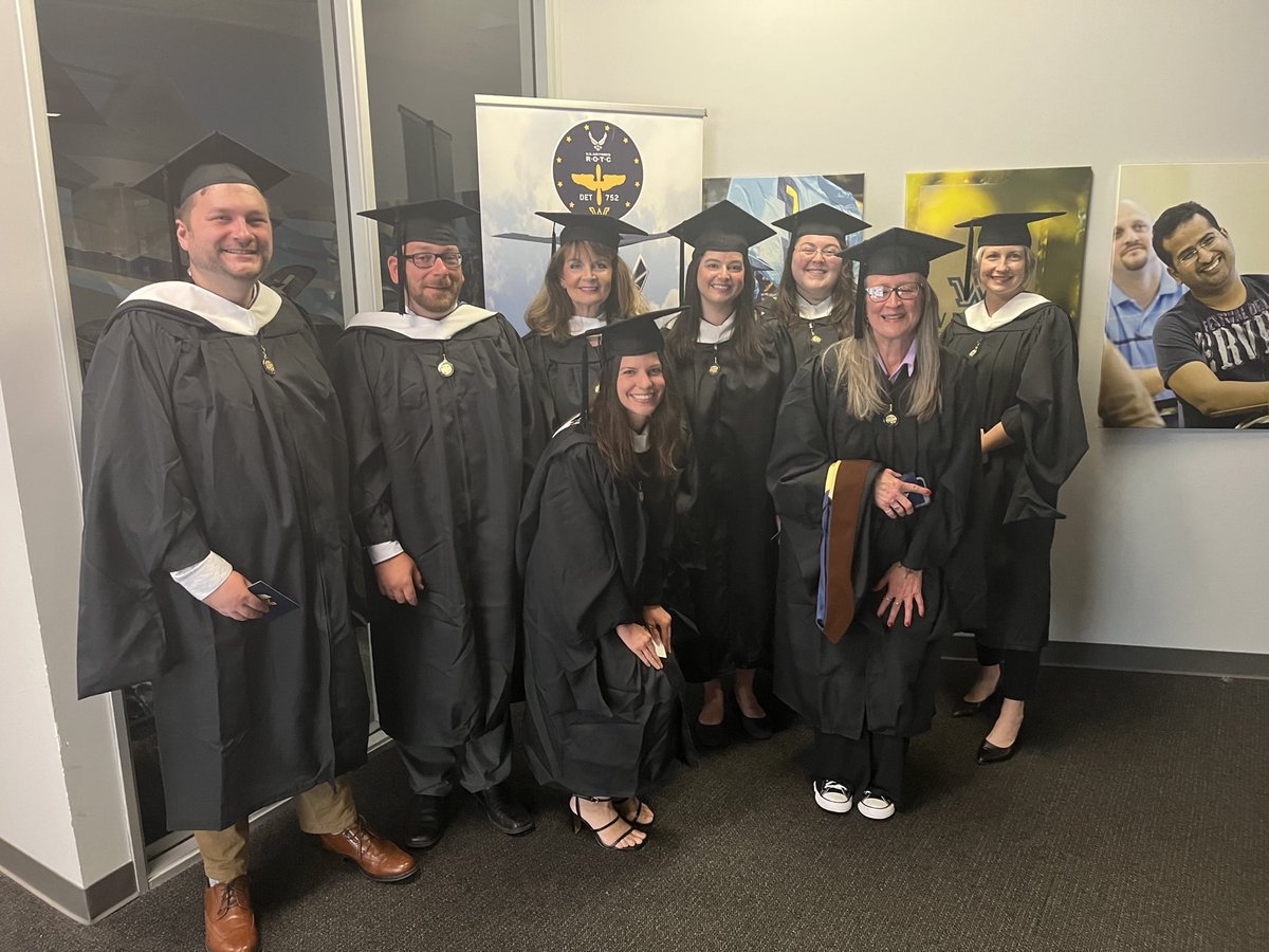 MollyBilinski's tweet photo. .@WilkesUWriting summer commencement! ❤️❤️❤️ https://t.co/EJbHFkDII2