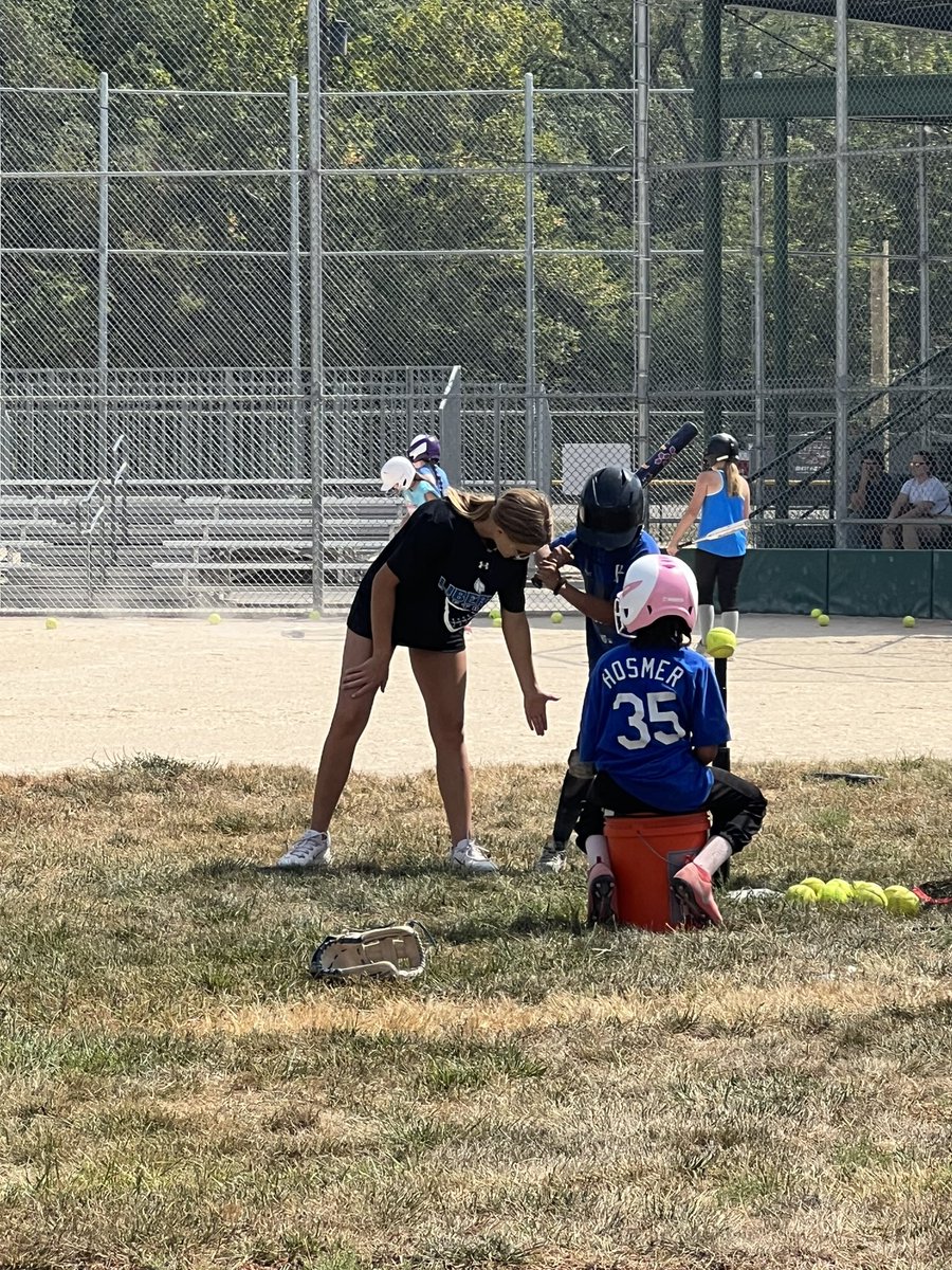 NicholeAsquith's tweet photo. When dad has @TeamKCFastpitch field duty, you hop in and assist at the 12s practice. #giveback #coachintraining @SammieAsquith https://t.co/bo9clMg5MY