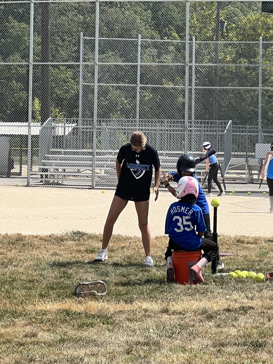 NicholeAsquith's tweet photo. When dad has @TeamKCFastpitch field duty, you hop in and assist at the 12s practice. #giveback #coachintraining @SammieAsquith https://t.co/bo9clMg5MY