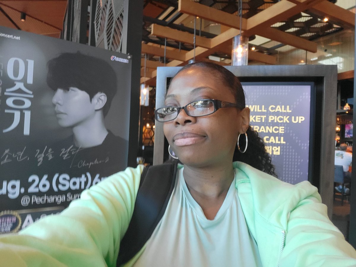 It's been ~2 weeks (?) and I still can't believe I saw Lee Seung Gi in person. Every time I watch something of his, I just keep thinking I can't believe I saw him in reality. I had so many 1st experiences because of him