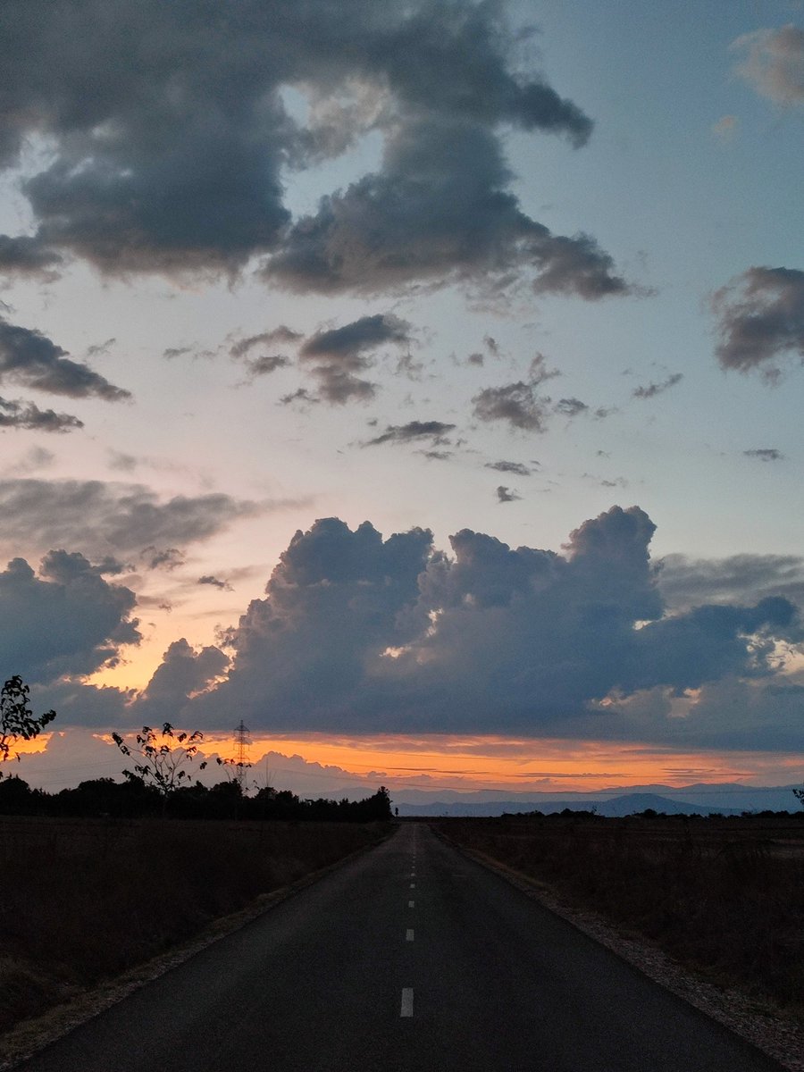 rodalatleti's tweet photo. Los atardeceres del Camino de la Mongía son mágicos. Una conexión entre el paisaje, la luz y "mis raíces". https://t.co/WvQxiwmRvJ