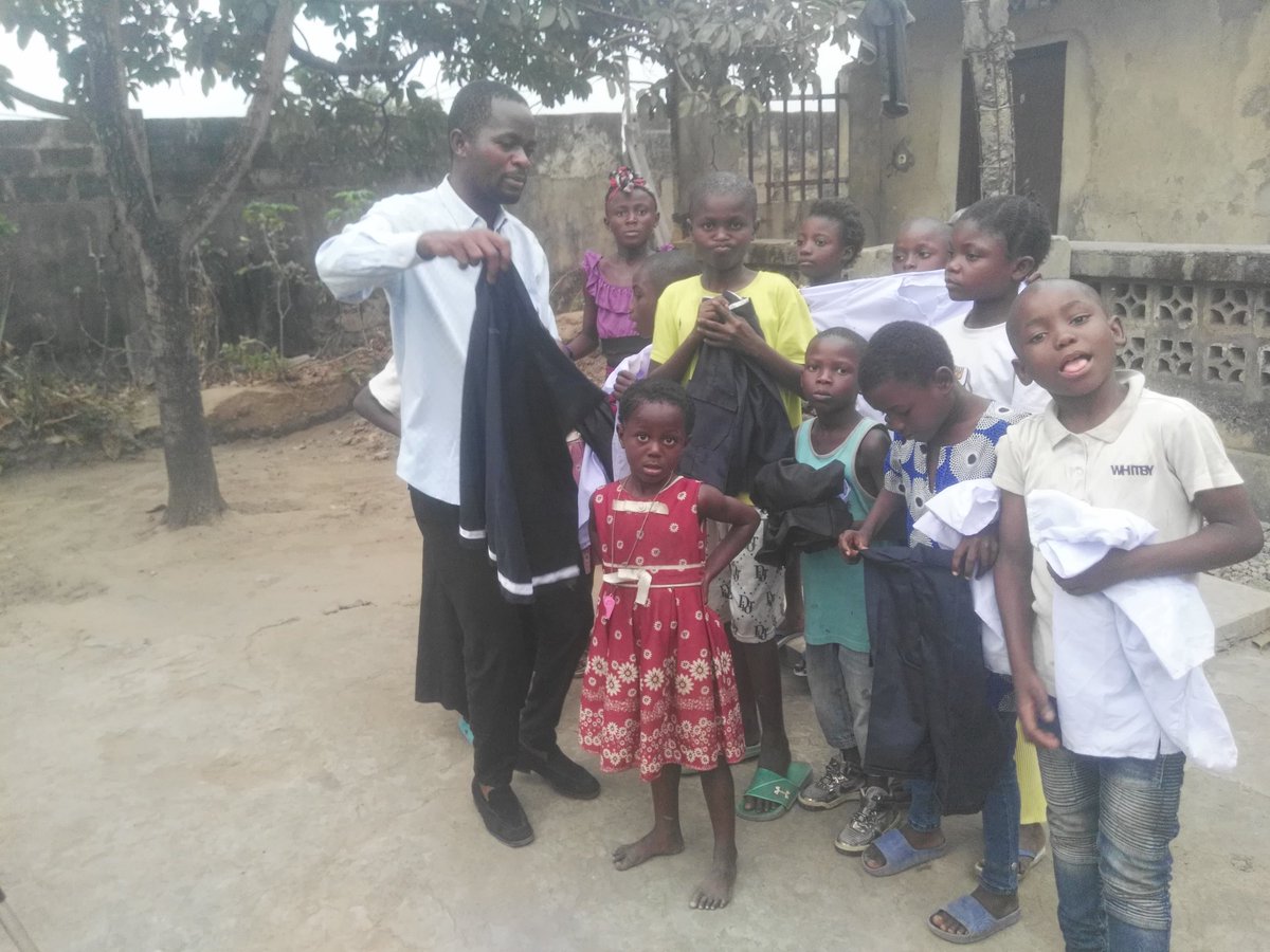 Nous disons merci à la fondation Éternel est mon berger pour le don des uniformes pour nos orphelins .grand merci à maman Yvette MBUYI la fontrice de cette structure.nous rappelons aux gens de bonne volonté d'emboiter les pas
0818217184
sauveurkueto@gmail.com