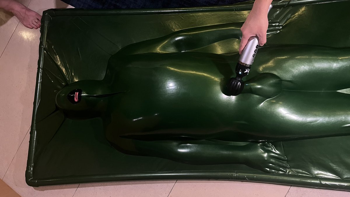 <a href="/Rubbadoll/">Pup Bayard / Rubberdoll Candy 🔜 Switzerland 🇨🇭</a> is giving his bone to <a href="/Rubber_Dan1/">RubberDan1</a>  in my vacbed! A good way to end the sunday of Folsom