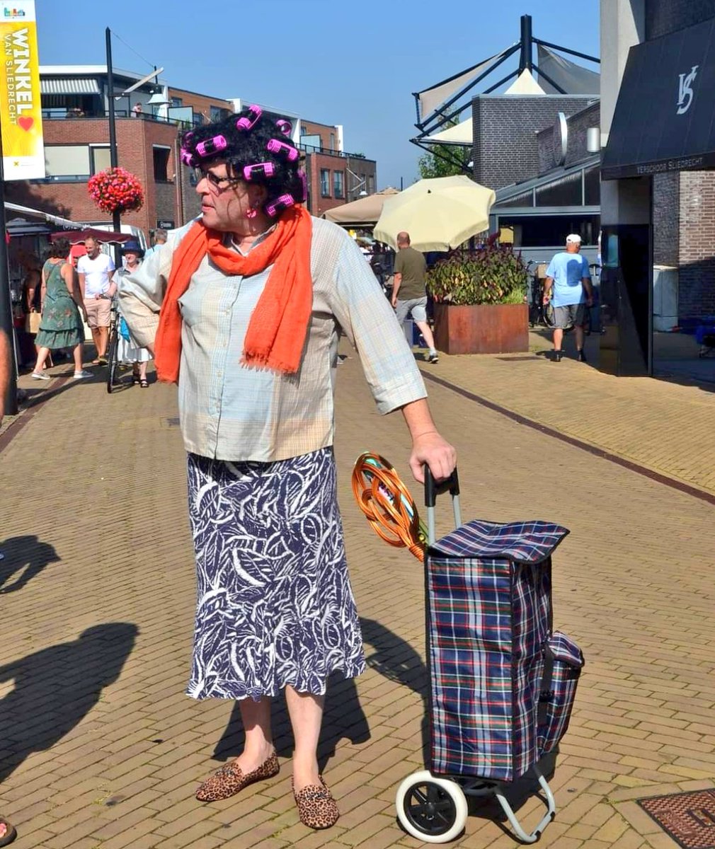 Mooi dat we veel talent hebben in ons dorp, zoals afgelopen zaterdag bij het evenement 'Living Statues and Art Festival' in #Sliedrecht Aagje, die was die dag in topvorm! Onze complimenten! #straattheater