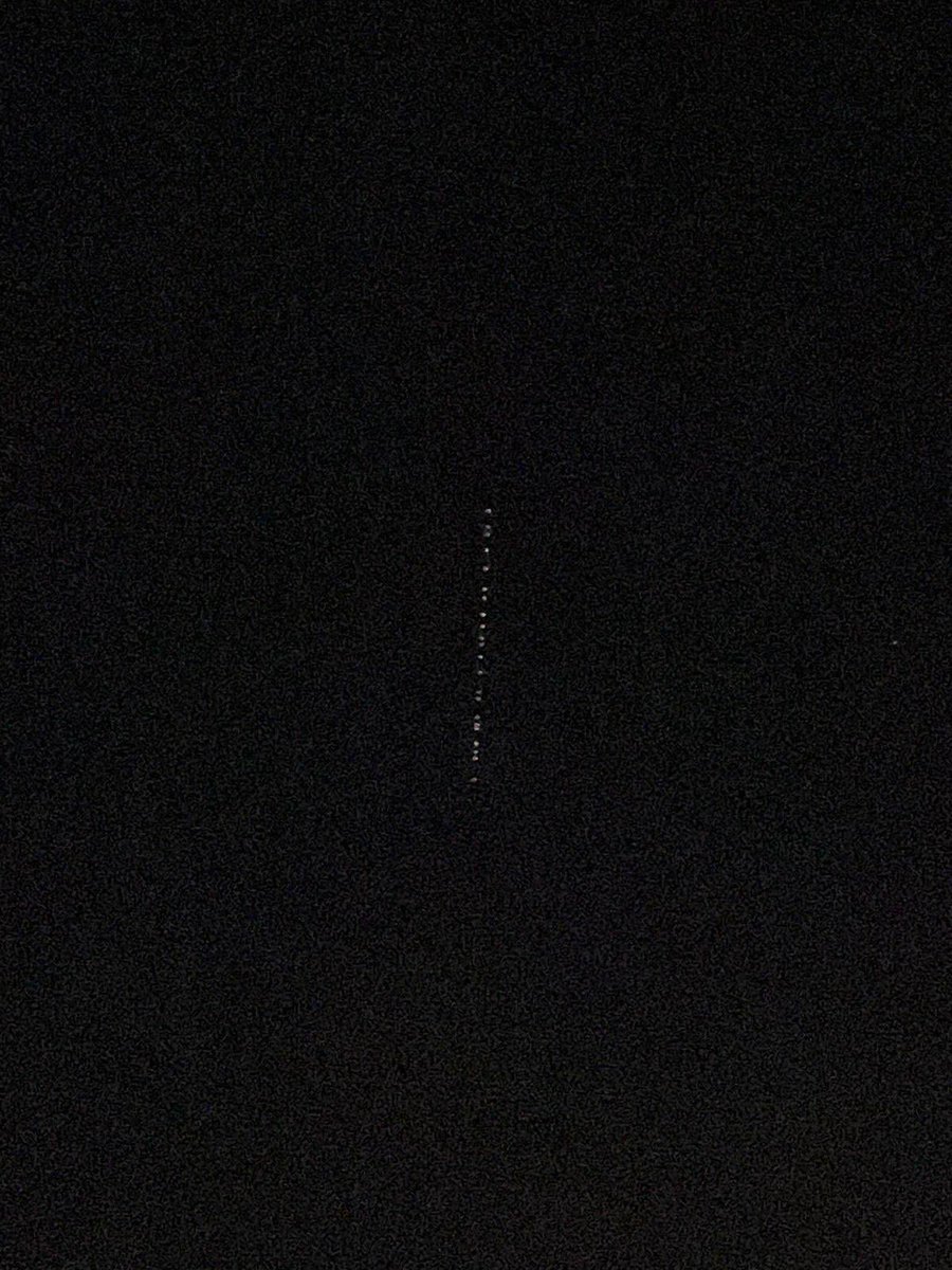aalba_pg's tweet photo. Una línea de luces (como estrellas) moviéndose en fila en el cielo hasta que han desaparecido WTF https://t.co/HC99GEGuGQ