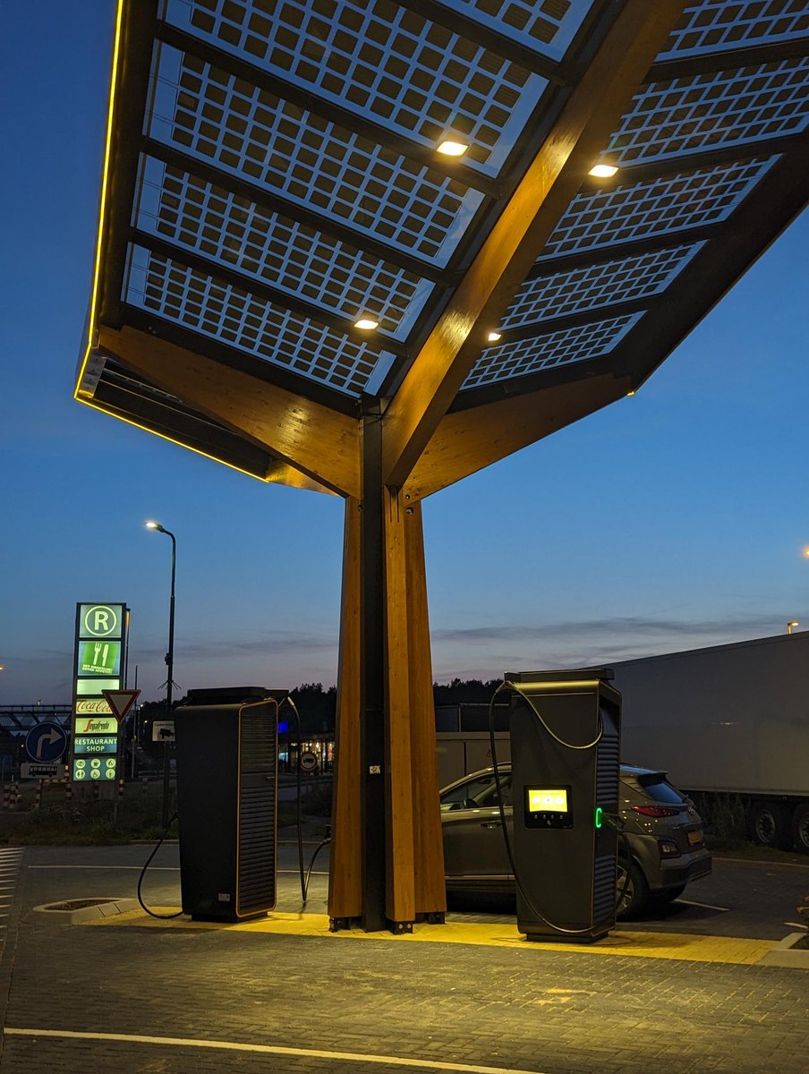 gaugericus's tweet photo. @RolandvanderPut Bij @Fastned De Poppe staan Alpi met één CCS. Zitten daar wel alle powerstacks in? (Niet zoals Total die zegt dat er 300kW wordt geleverd maar harde cap met single kabel op 150 kW... goh). Het valt me ook op dat jullie logo nog ontbreekt op de Alpi! https://t.co/mdJCFxABEg