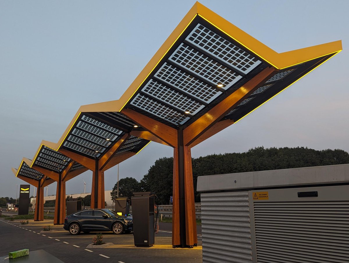 gaugericus's tweet photo. @RolandvanderPut Bij @Fastned De Poppe staan Alpi met één CCS. Zitten daar wel alle powerstacks in? (Niet zoals Total die zegt dat er 300kW wordt geleverd maar harde cap met single kabel op 150 kW... goh). Het valt me ook op dat jullie logo nog ontbreekt op de Alpi! https://t.co/mdJCFxABEg