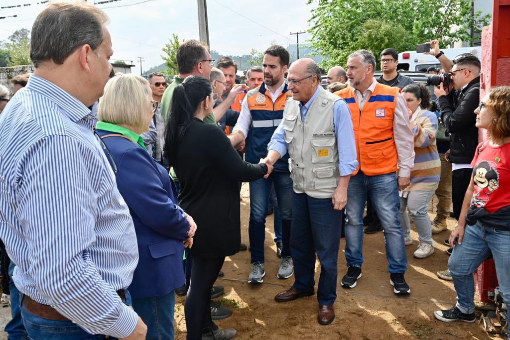 Além das medidas já anunciadas nos últimos dias, por determinação do presidente <a href="/LulaOficial/">Lula</a>, já liberamos R$ 741 milhões como auxílio direto aos municípios para custear ações de buscas de sobreviventes, salvamento, reconstrução de estruturas e de cidades. Temos três desafios