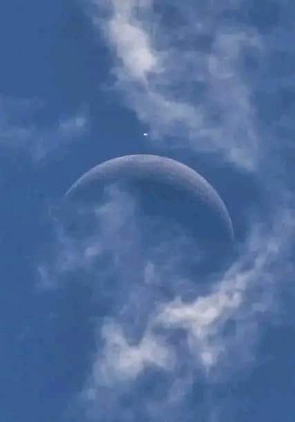 Incredible image of Moon and Venus in daylight.