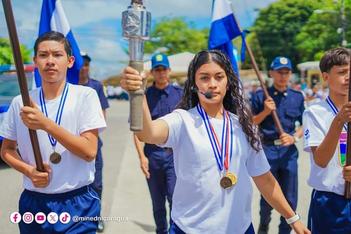 El Canciller Denis Moncada recibe Antorcha Centroamerica de la libertad por parte de la Designada Presidencial de Honduras, Sra. Doris Gutiérrez en el puesto fronterizo Las Manos, Nueva Segovia .
#Centroamérica #Honduras #Nicaragua #Antorcha
