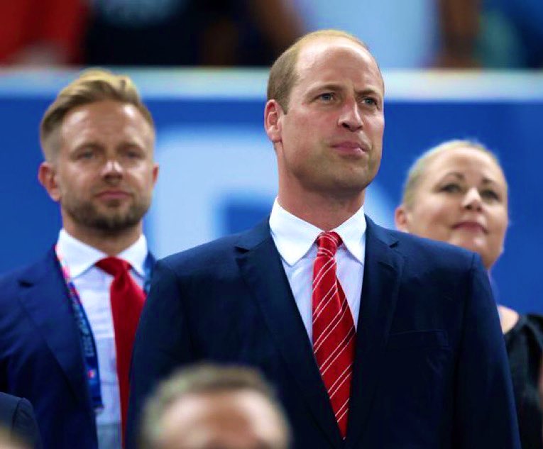 As the temperatures continue to soar across the UK, Prince William looks calm, cool and collected.
The star attraction that no money can buy.
(Nice little snap for Cmdr Rob Dixon fans too. 😉)
#WalesAway
#PrinceWilliam  
#RugbyWorldCup 🏉