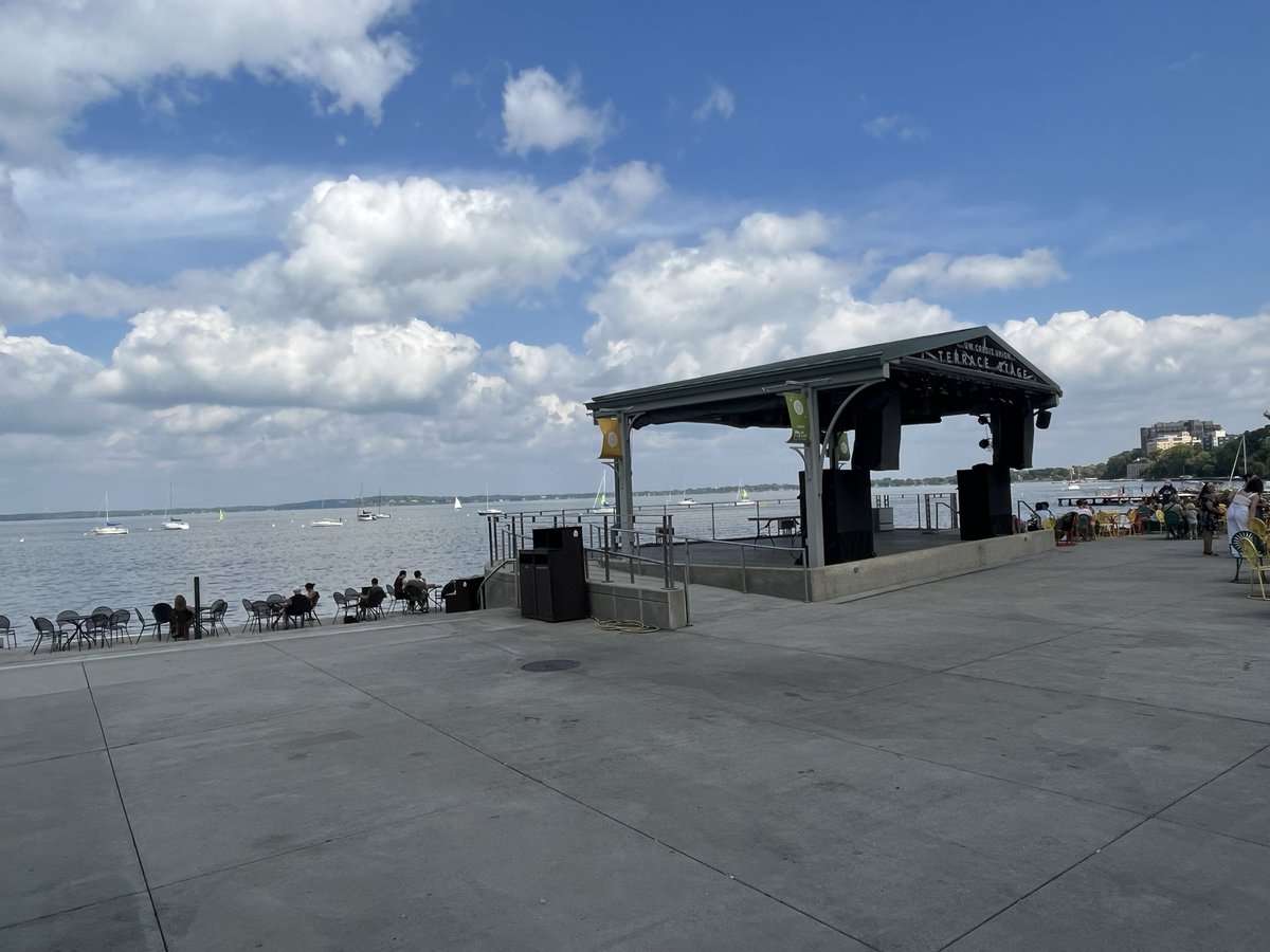 Coach4aday2's tweet photo. Great place to drink a Sunday draft beer @UWMadison #MemorialUnion #LakeMentora https://t.co/hJ9HZd3Deo