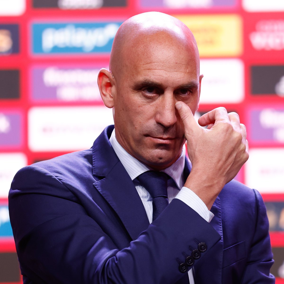 #ÚltimaHora ‼️ Luis Rubiales dimite.

💬 "He transmitido mi renuncia al cargo de presidente de la RFEF".

💬 "Tras la veloz suspensión realizada por FIFA, más el resto de procedimientos abiertos contra mi persona, es evidente que no podré volver a mi cargo".