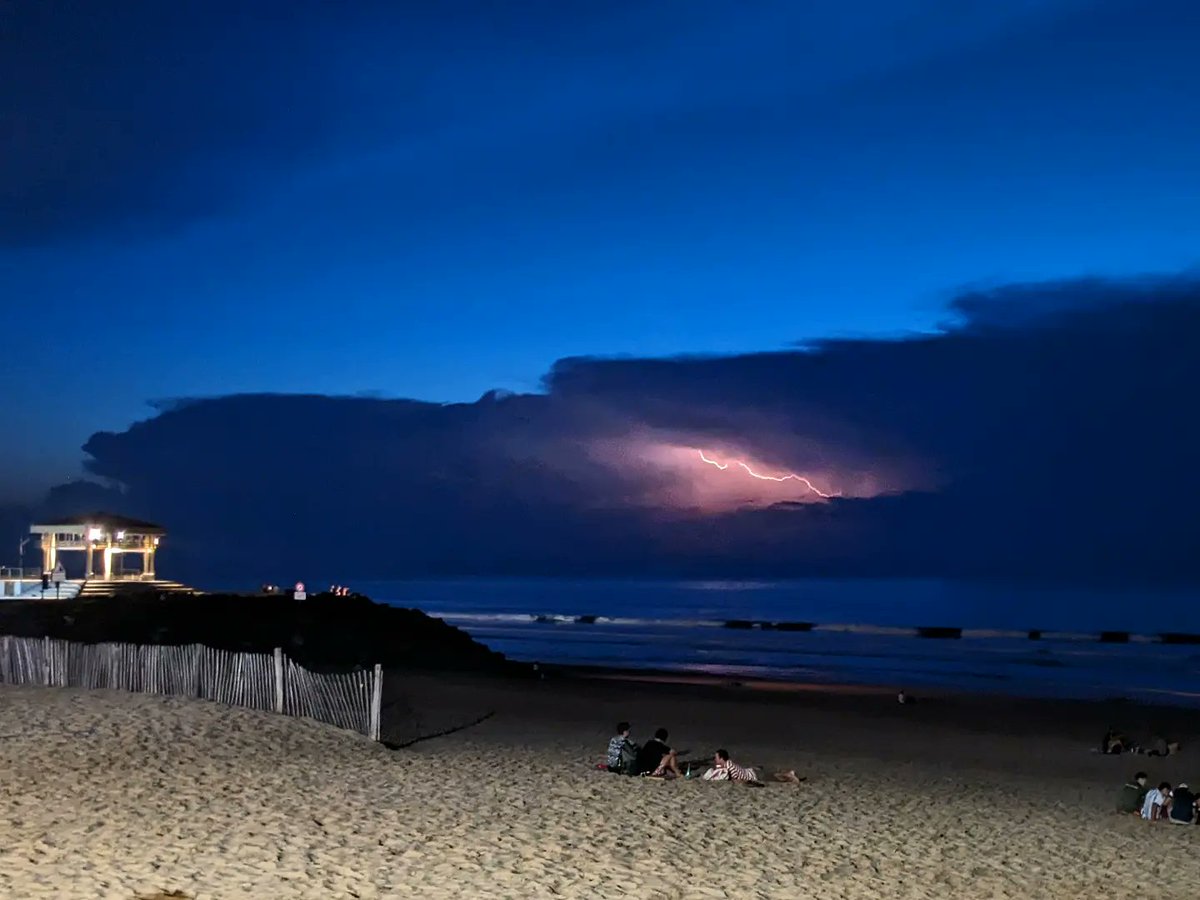 Xutik_nago's tweet photo. Ambiance électrique aux Sables d'Or, ce soir. 🌩️ #euskalherria #paysbasque #basquecountry #lapurdi #labourd #angelu #anglet https://t.co/KUbpjC9fEK