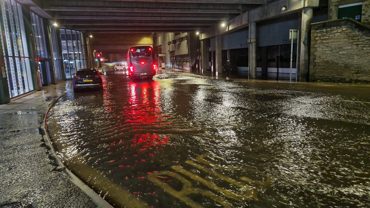 frasergj's tweet photo. Heavy rain and flooding in #Stirling City Centre tonight (10/9) #WeatherWatcherGraham @BBCScotWeather @bbcweather @BBCAimsir @MetMattTaylor @ThePhotoHour @metoffice #loveukweather✔️#StormHour https://t.co/GLSS32eDEn
