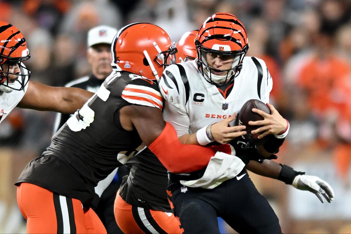 PolymarketBlitz's tweet photo. 𝐉𝐨𝐞 𝐂𝐨𝐥𝐝 🥶

The #Bengals QB Joe Burrow struggles after becoming the highest paid player in NfL History:

14/31 45% Completion
82 Passing yards
2.65 Yards Per Attempt
0 TD’s
3 Points Scored https://t.co/JJ7iaJ9jHp