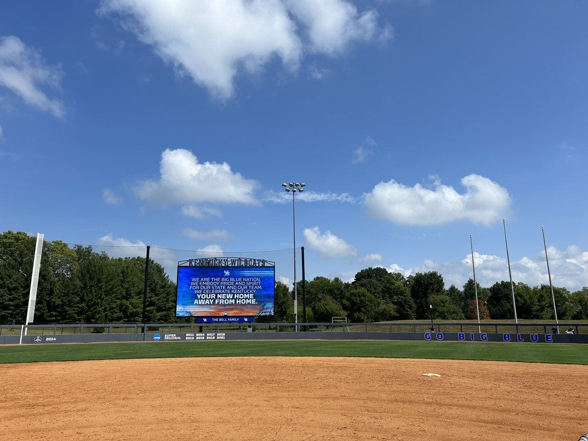 I had a lot of fun at @UKsoftball today! Thank you @UKCoachLawson, @UKCoachHimes, @coachjb_18, and @BrittCerv14 for all of the feedback! #GoCats #GoBigBlue @CoachMartyR @Spects_CoachP @Los_Stuff @SBLiveARK