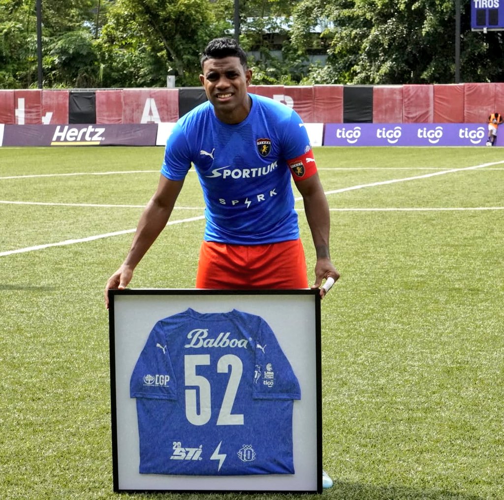 cdplazaamador's tweet photo. #️⃣5️⃣2️⃣

Ricardo Buitrago recibe un reconocimiento como GOLEADOR HISTÓRICO del CD Plaza Amador. https://t.co/ubEZRhDpxO