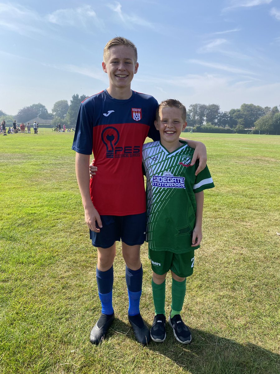 These boys 🙌🏻💚🔴🔵 #brothers #greenarmy #uptheshrubs #grassrootsfootball