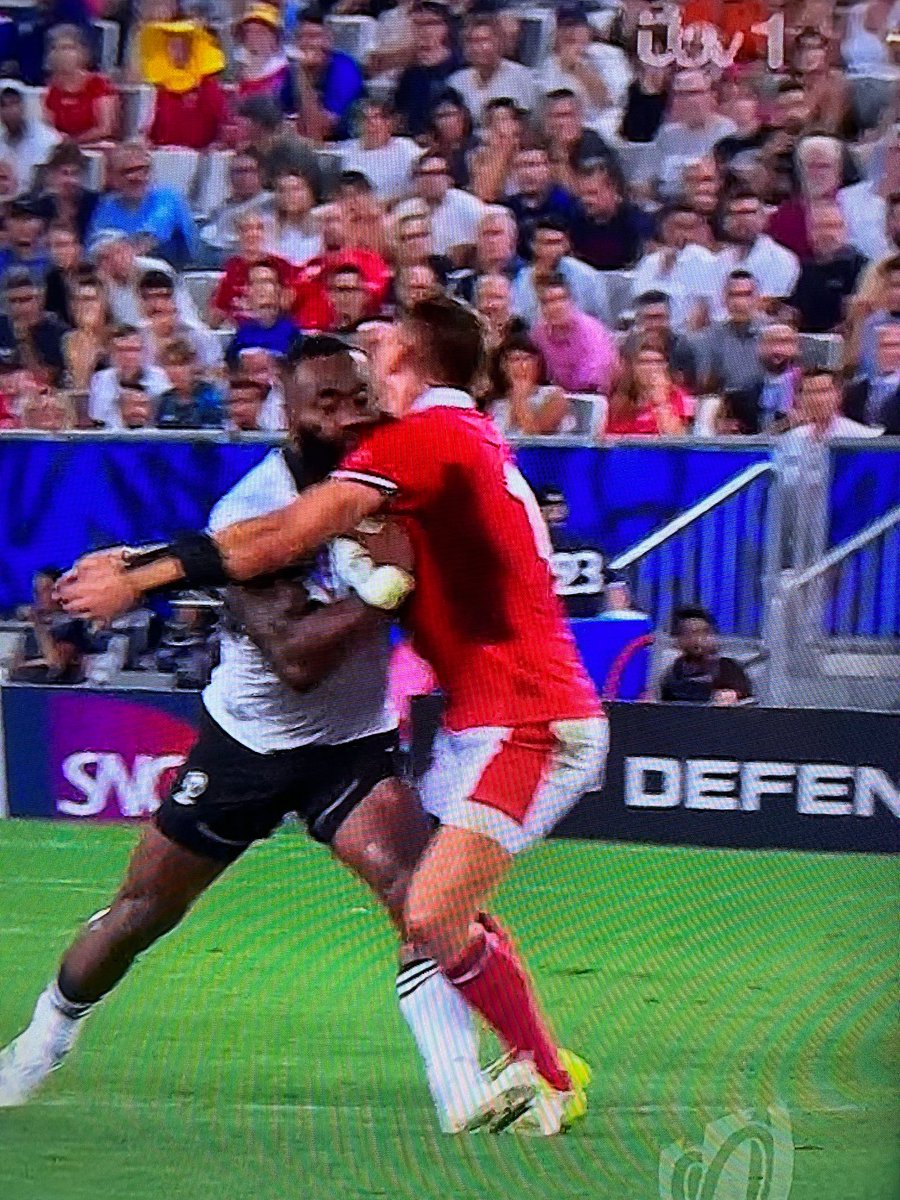 How is Dan Biggar still on the pitch. No relevance that he was blown out of it. This is a shocking hit and he had similar later on in the 1st half. 
#WALvFIJ 
#RWC23 
@VMSport