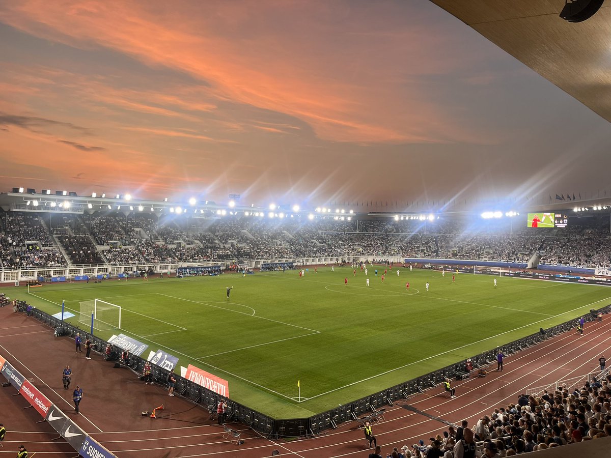 JussiPaski's tweet photo. The stadium sky #FINDEN #Huuhkajat https://t.co/5TuwziEuNY