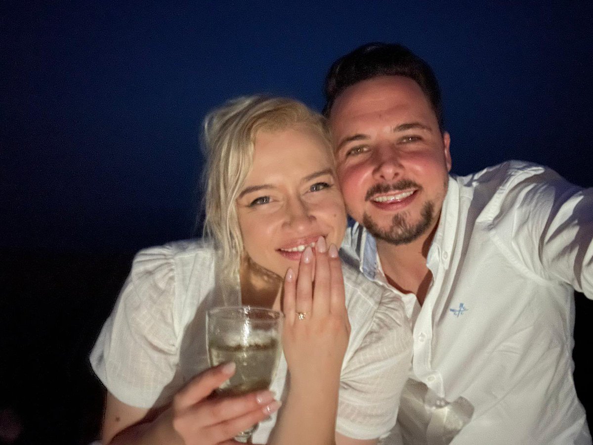 ChrisYoungWHU's tweet image. Fellow hammers, I got engaged on Friday by the seaside to my best mate and thought you guys would love this. What a dreamboat 🥰❤️⚒️