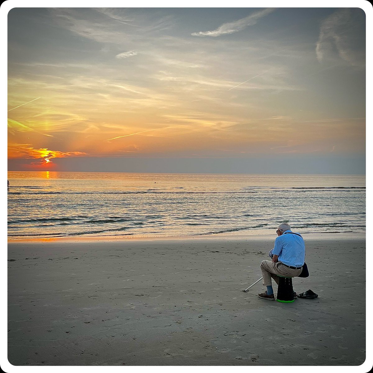 Oh, oh, wat geloof ik in grote liefde! Vanavond aan zee. Deze hoogbejaarde meneer. Kijkend naar de zonsondergang. Dacht ik. Maar een moment later kwam uit zee zijn vrouw. Ze had gezwommen. Hij wachtte haar op met een handdoek ❤️🍀☀️ #deliefde #date #kasperspreektaf