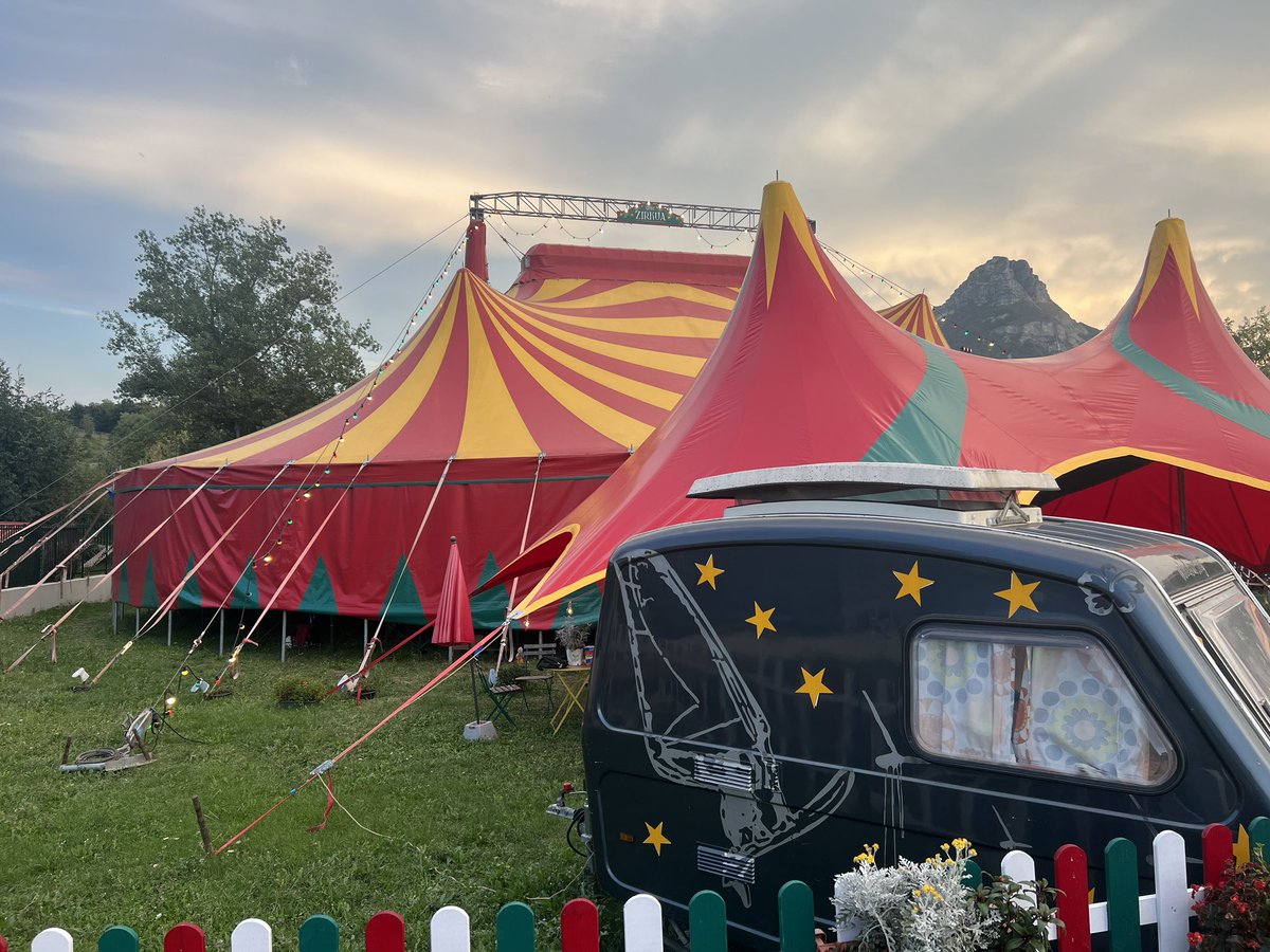 Bi urteko ilobaren begiradak adierazi dit zerbait berezia ari zela bizitzen. 

Bakarra baita <a href="/GureZirkua/">Gure Zirkua</a> . Gurea.

Beste urte batez, biba zuek!