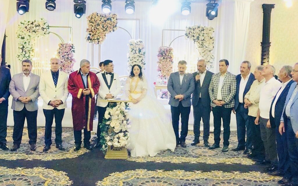 Zahit ve Açan ailelerinin düğün törenine katılarak mutluluklarına tanıklık nikahlarına şahitlik ettik.
Rabbim birlikte yaşamayı ve birlikte yaşlanmayı nasip etsin inşallah…
<a href="/mustafazahit4/">MUSTAFA ZAHİT</a>