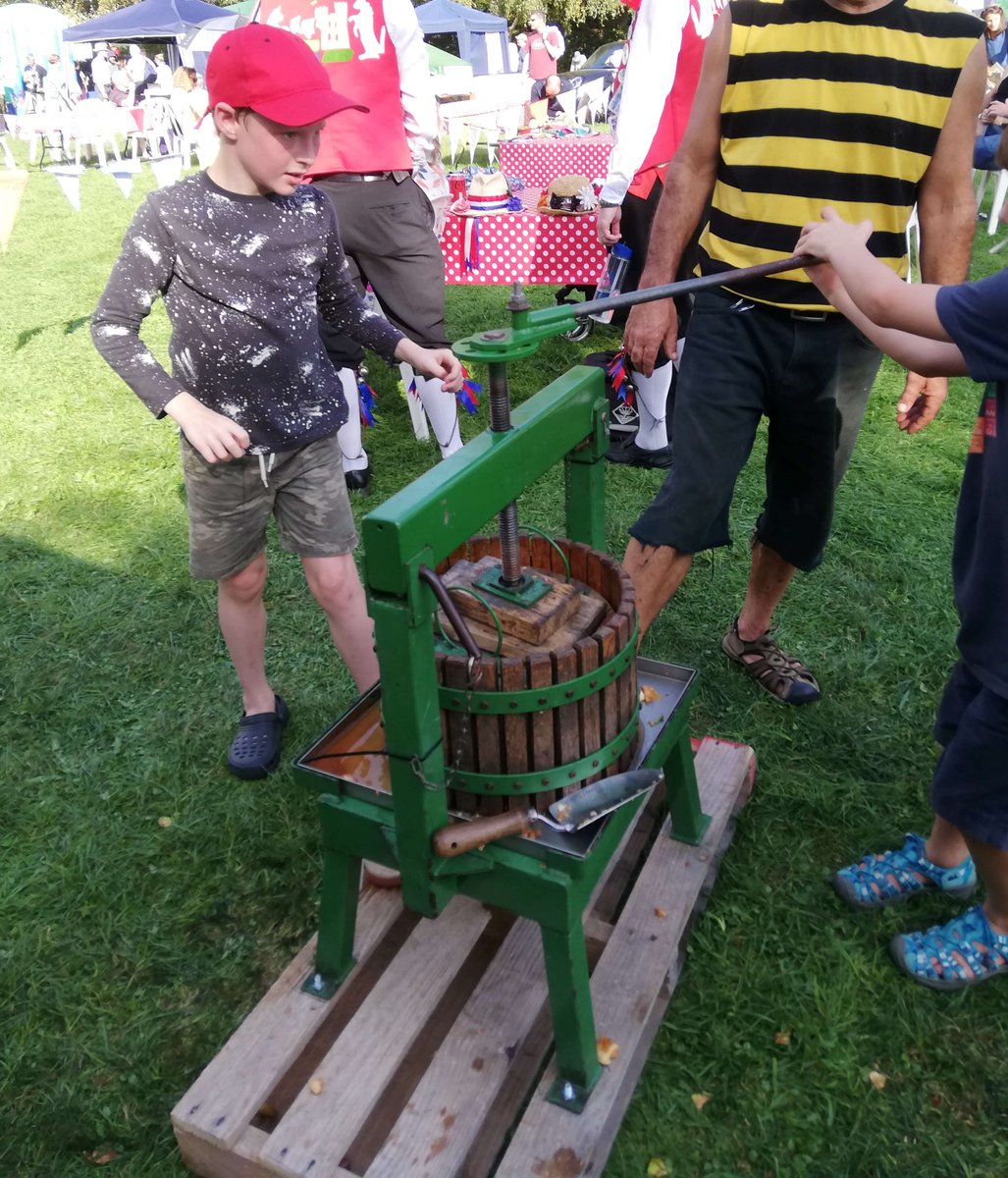 Orchardshare's tweet photo. Well, @BathamptonShow was Hot! Fortunately we juiced lots of apples to keep everyone hydrated! Great organisation at the Show &amp; lots of wonderful volunteers juicing apples @GreenBathNES @bathorganicgrp @BathAreaGrowers @bathamptonpc https://t.co/P5lqbo85P4