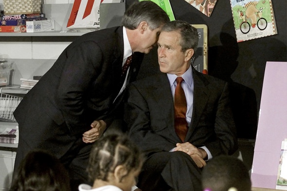 Джорджу Бушу сообщают о теракте 11 сентября 2001 года