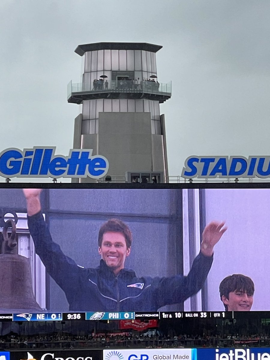 TomBradyEgo's tweet photo. Tom Brady at Gillette https://t.co/Ga7V7cfW4A