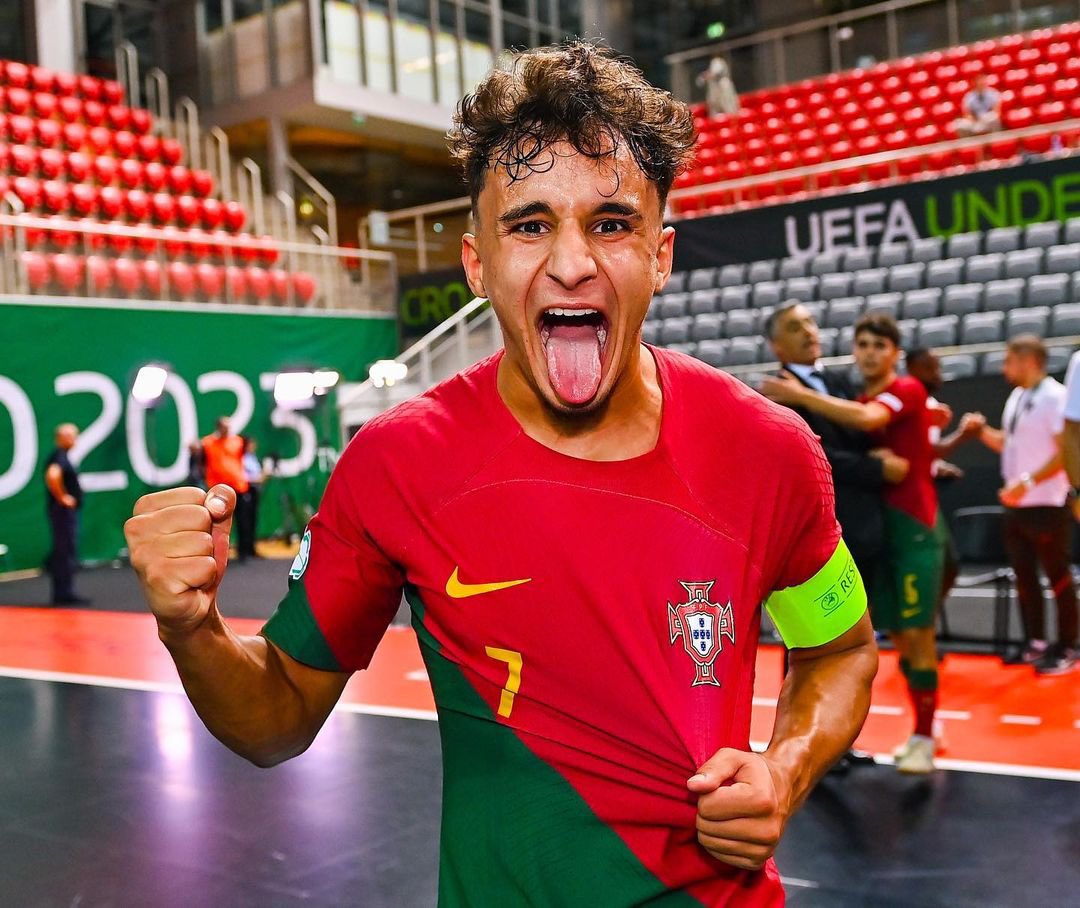 plusbenfica's tweet photo. Melhor jogador do Europeu. https://t.co/n29J4XjvtT