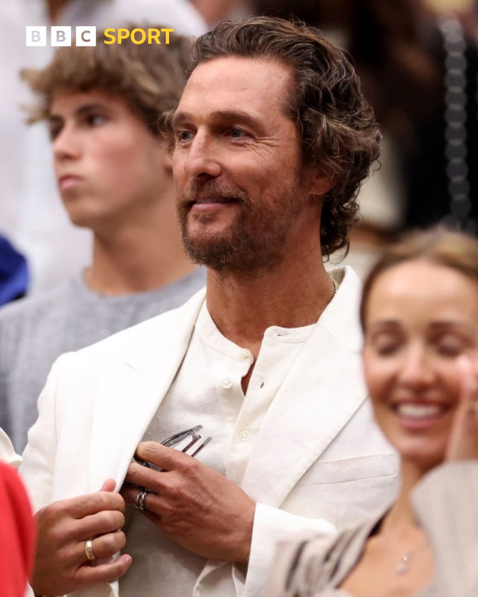 BBCSport's tweet photo. Matthew McConaughey is in Novak Djokovic's box 🤩

#USOpen https://t.co/nDc8fWBu5N