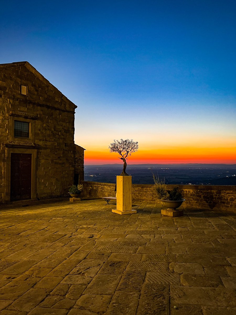 Nothing hits quite like a Tuscan sunset.  I don’t plan around them as often as I used to, but I always enjoy stumbling upon them on my way to apertivo or dinner.  💙💙 @DiscoverTuscany @VisitTuscany 

#Cortona #tuscany #sundaysunsets #visittuscany #discovertuscany