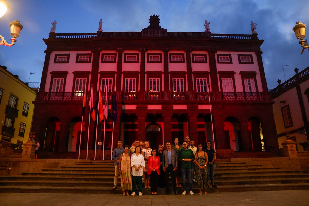 🟧Las Casas Consistoriales se han iluminado esta noche de naranja con motivo del #DiaMundialPrevencionSuicidio 

La alcaldesa <a href="/CarolinaDarias/">Carolina Darias</a> ha estado presente en el encendido de las luces junto a miembros de la Corporación Municipal y de la asociación <a href="/Tel_Esperanza/">Teléfono de la Esperanza 717 003 717</a> en Canarias