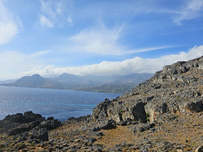Spierdalam do domu, bo jeszcze mi przez pomyłkę wpakują.  PS to chyba chmury nad Santosem. Co? https://t
